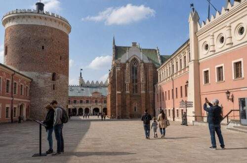 Dziedziniec Zamku Lubelskiego z bryłą kaplicy i wieżą widoczną od strony placu