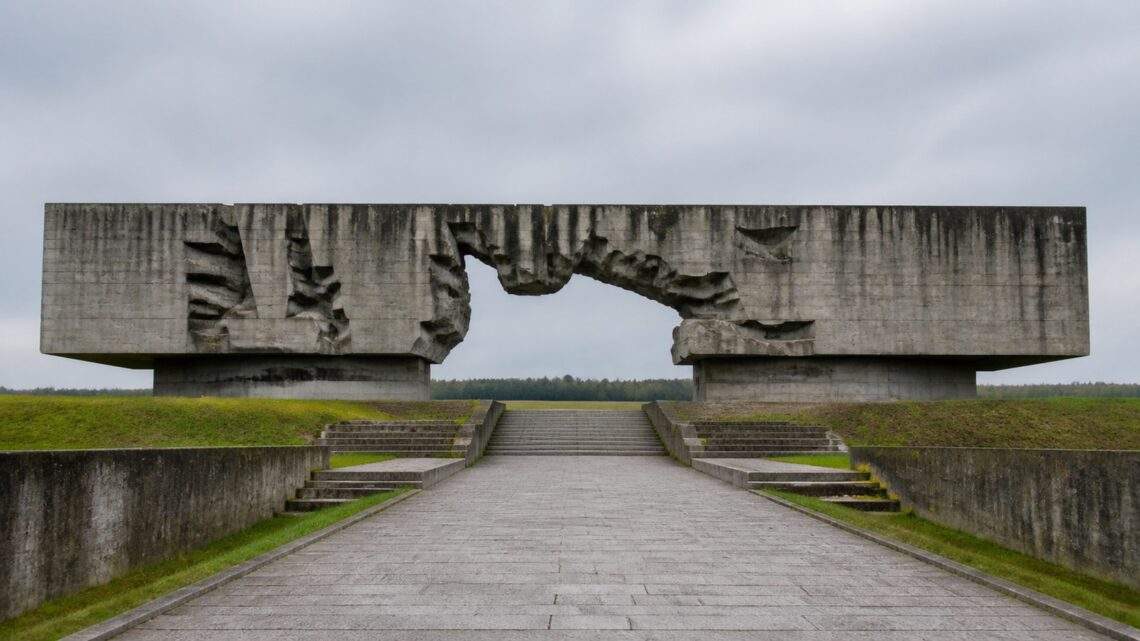 Pomnik-Brama na terenie Państwowego Muzeum na Majdanku, w tle aleja prowadząca w stronę dawnego obozu